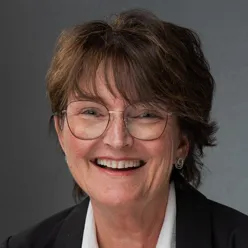 Et nærbilde av en mann som smiler