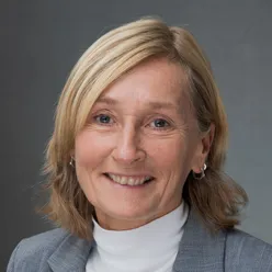 Et nærbilde av en kvinne som smiler