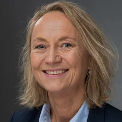 Et nærbilde av en person som smiler