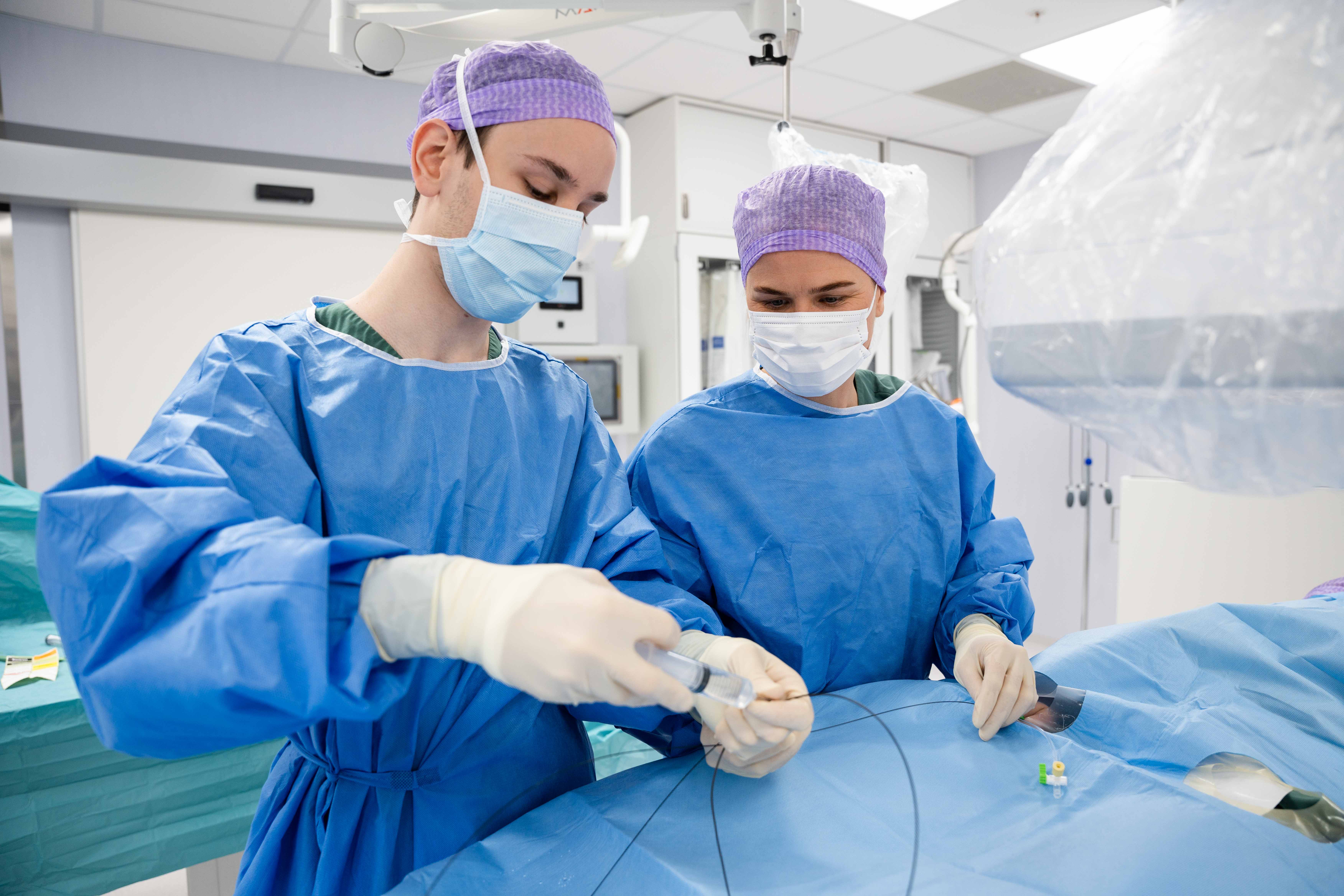 En gruppe kirurger som utf&oslash;rer kirurgi