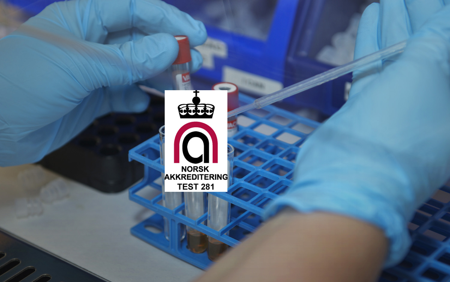 En person i en bl&aring; labfrakk