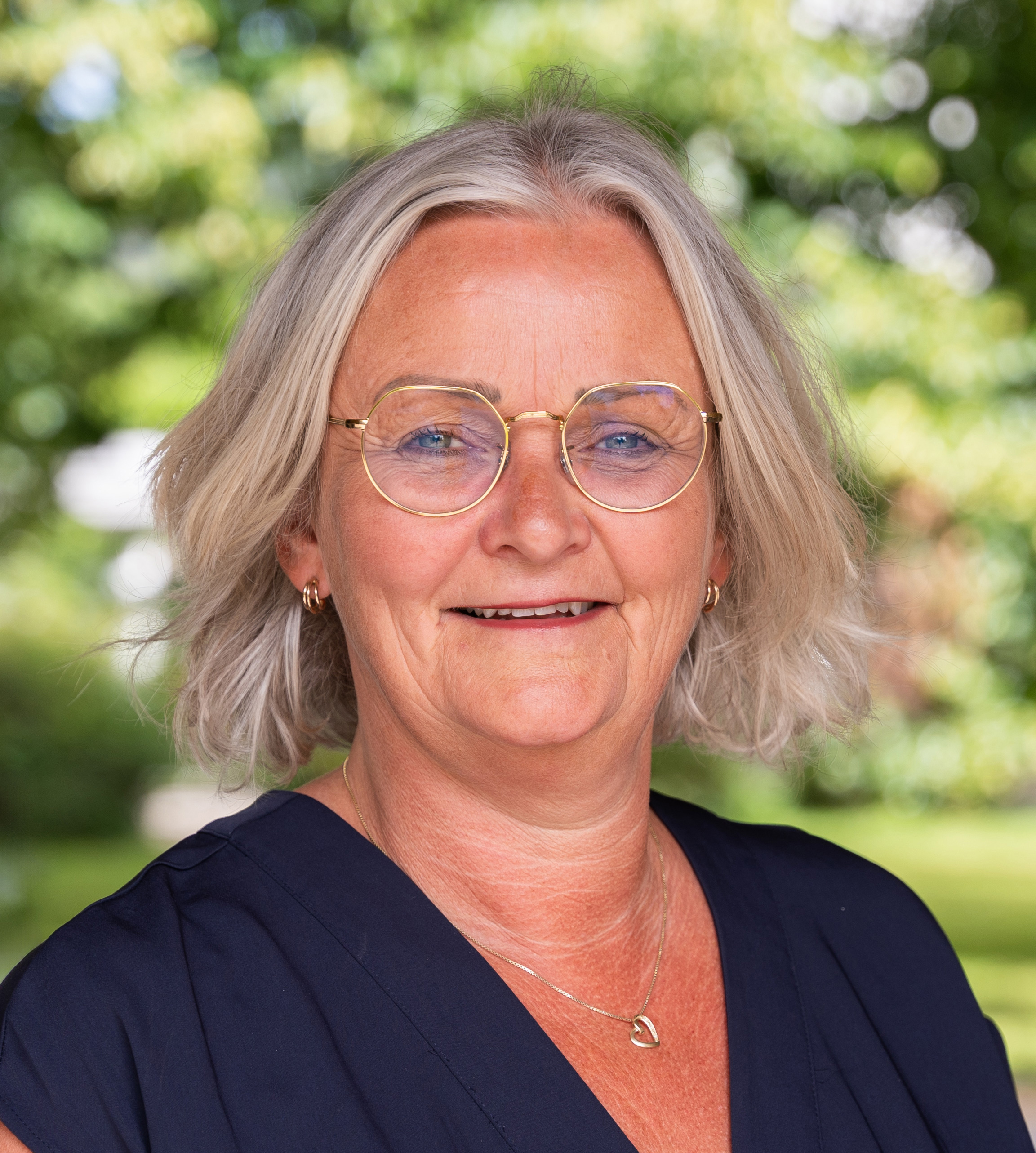 En kvinne med briller