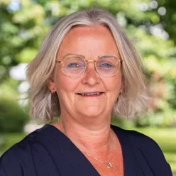 En kvinne med briller