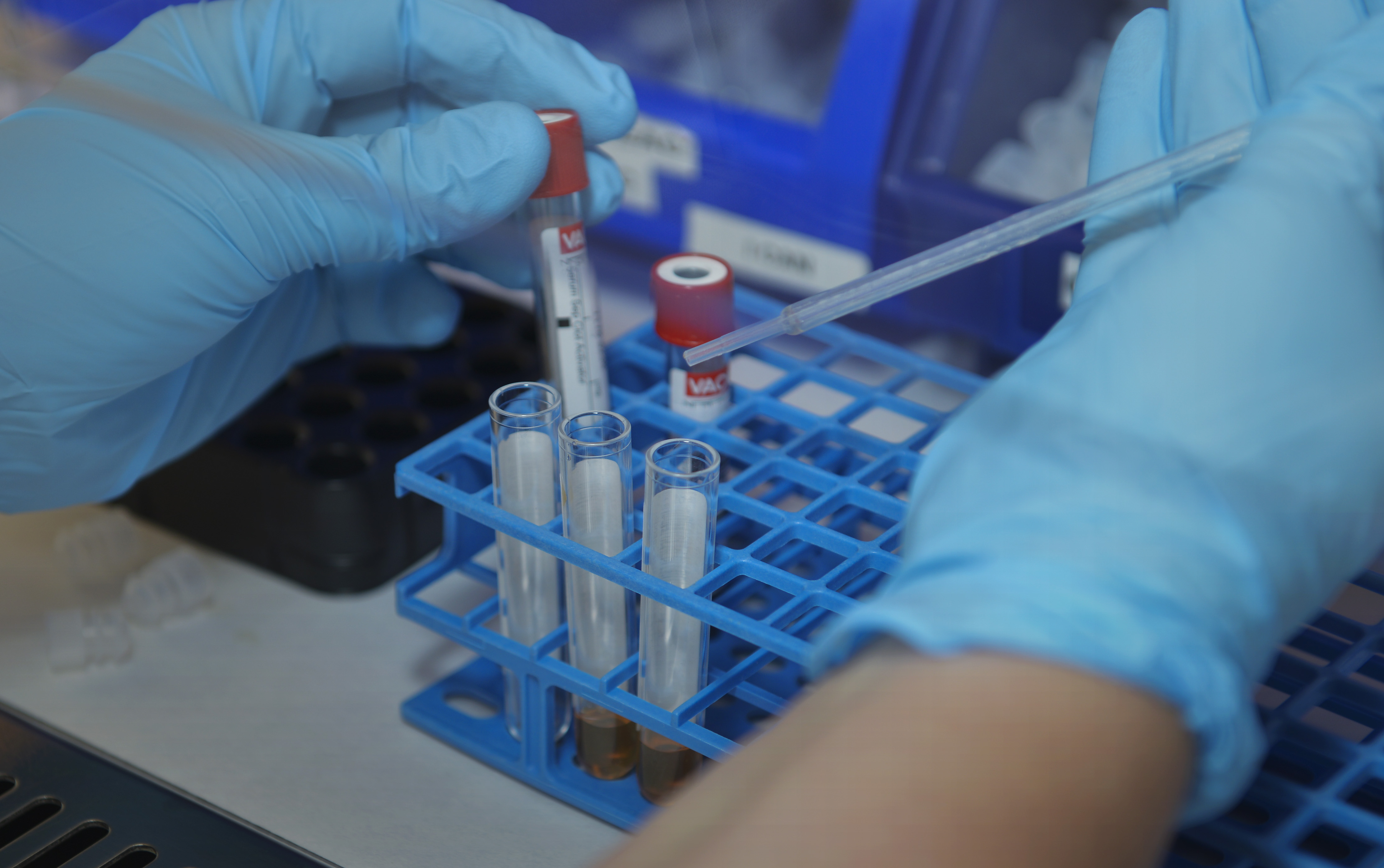 En person i en bl&aring; labfrakk