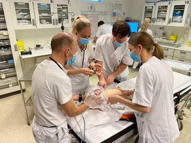 Et team av leger i hvit uniform &oslash;ver seg p&aring; simulerte hendelser. Foto