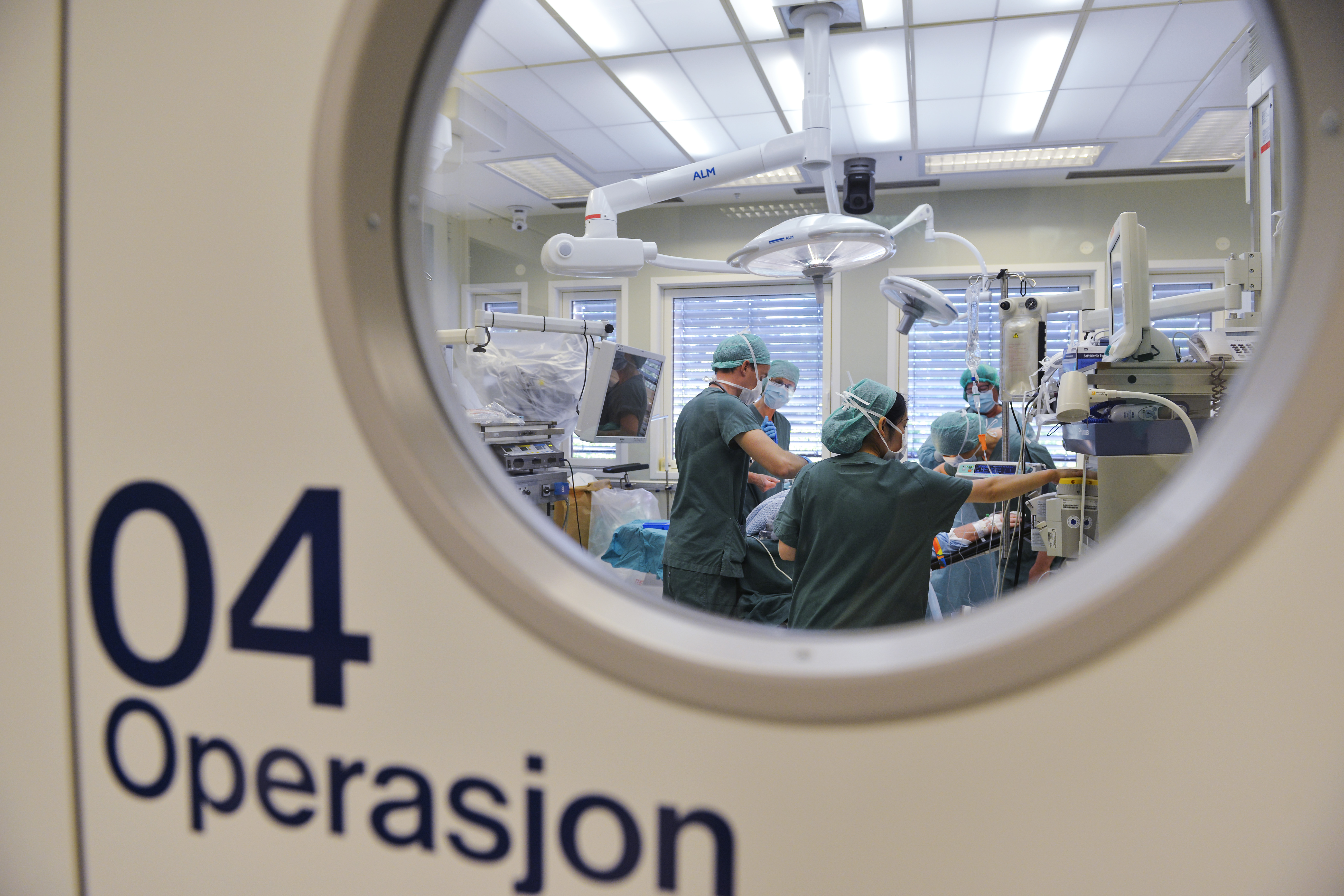 En gruppe mennesker i et rom