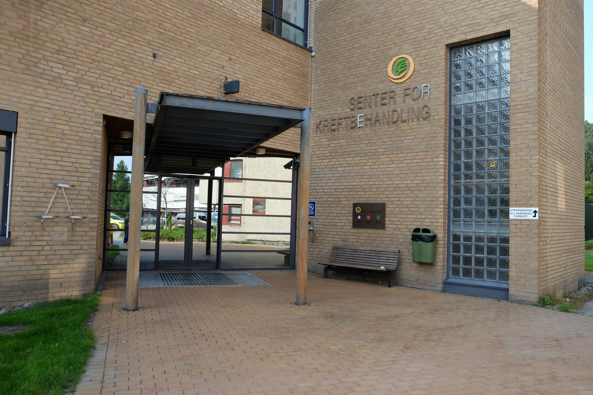 En murbygning med port