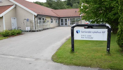 Et skilt foran et hus