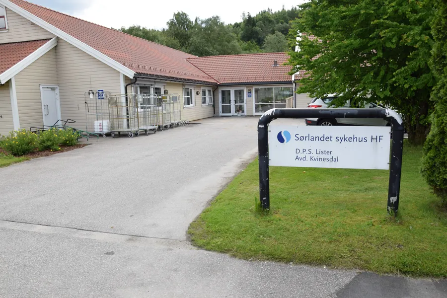 Et skilt foran et hus