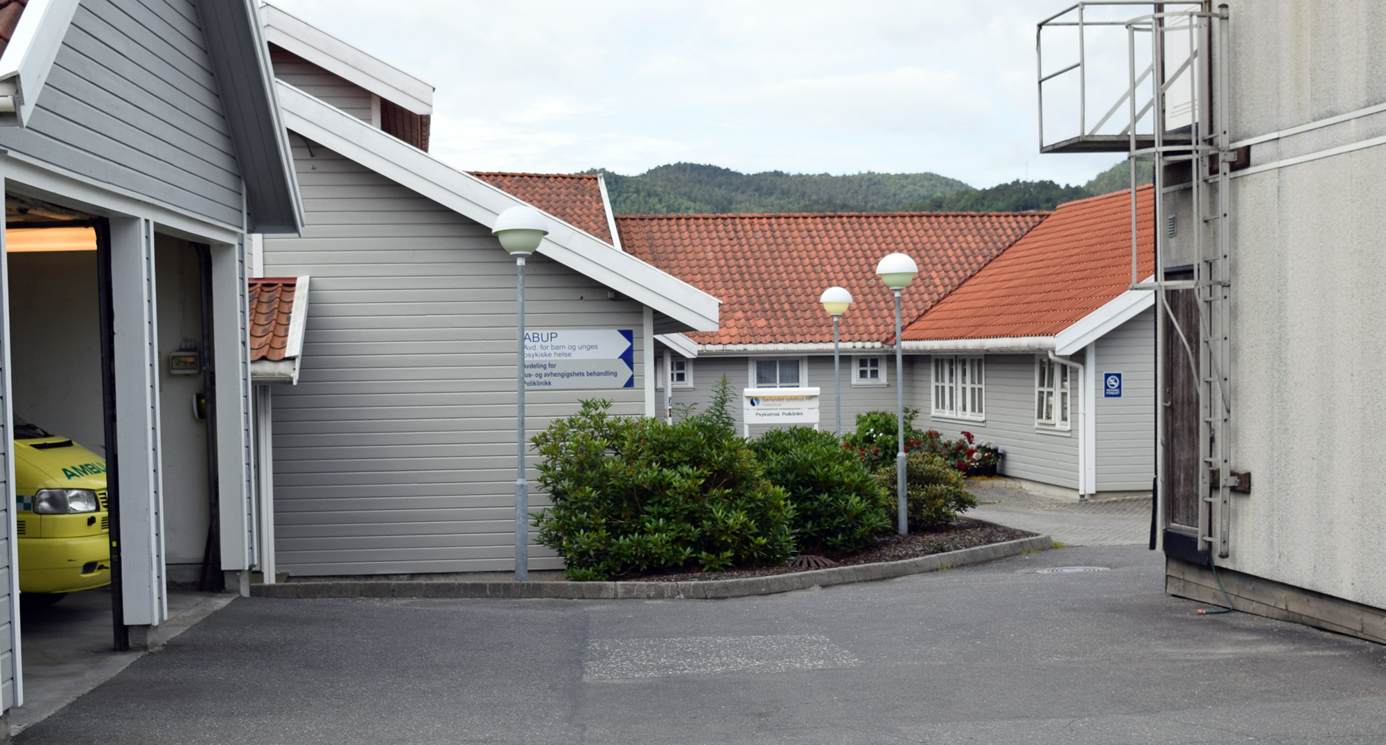 En bygning med parkeringsplass