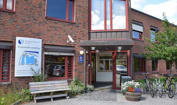 En bygning med sykler parkert utenfor