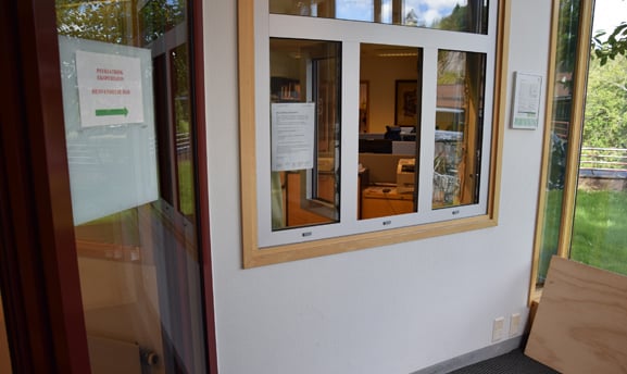 Et vindu med en glassd&oslash;r