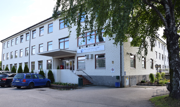 En bygning med et skilt p&aring;