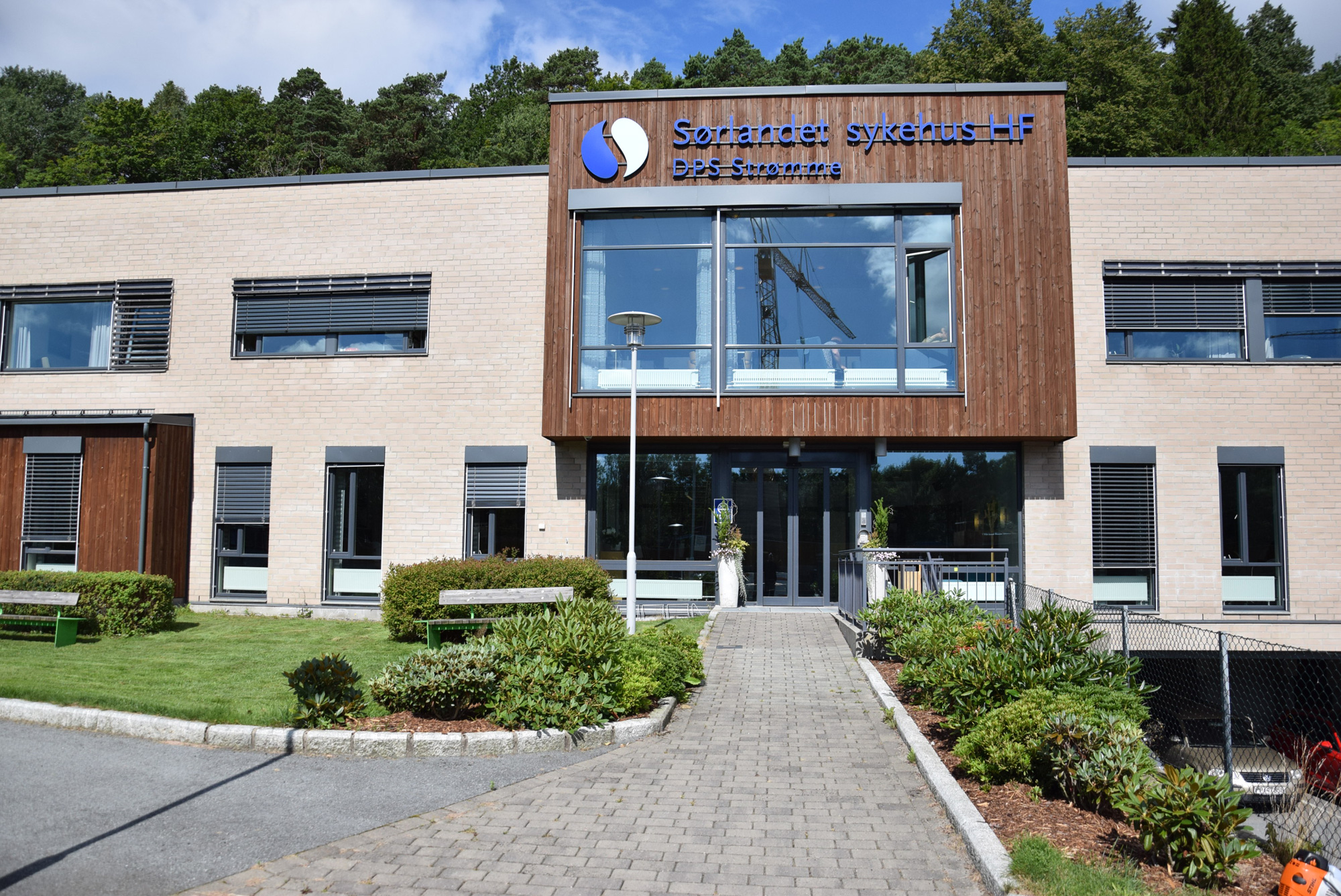 En bygning med et skilt p&aring; forsiden