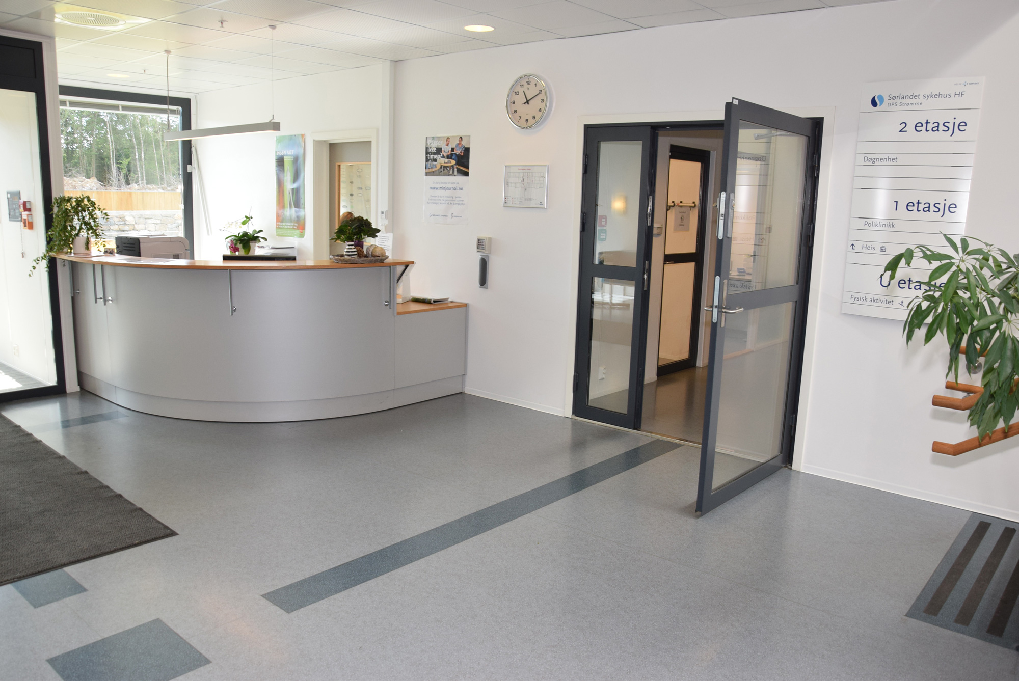 Et rom med glassd&oslash;rer