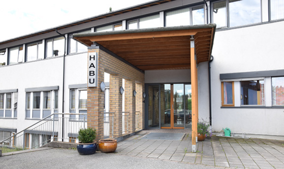 En bygning med et skilt p&aring; forsiden