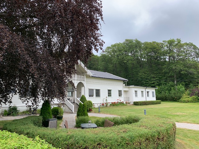 Et hvitt hus med en stor hage