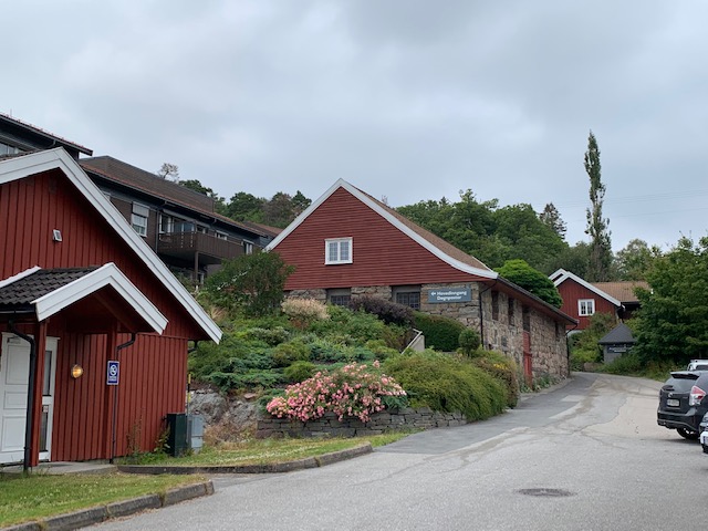 En vei med hus langs den