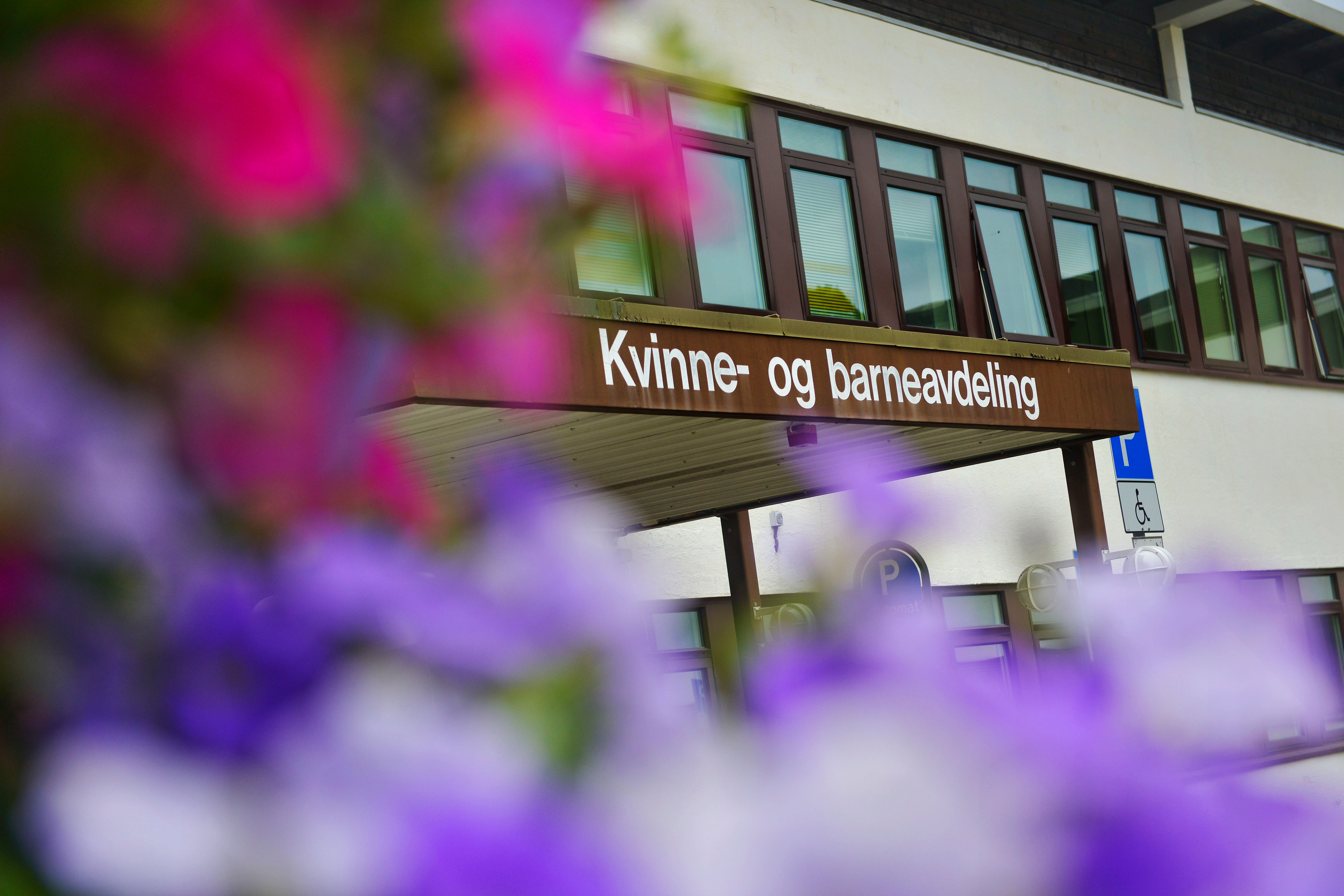 Et skilt foran en bygning