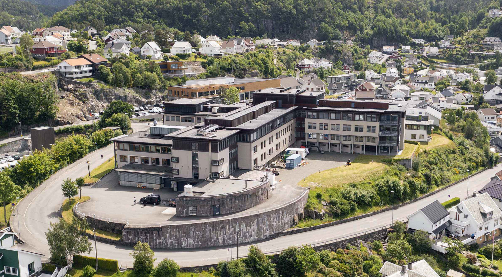 En stor bygning med mange vinduer