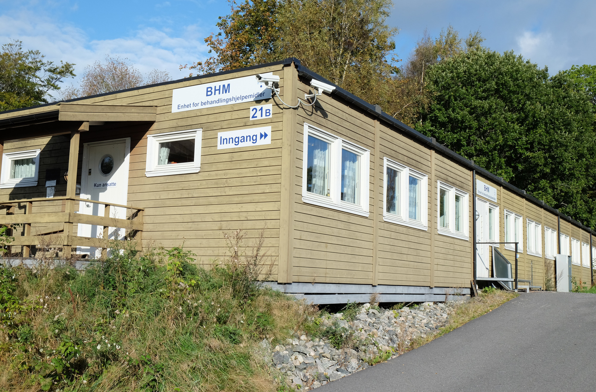 En trebygning med et skilt p&aring;