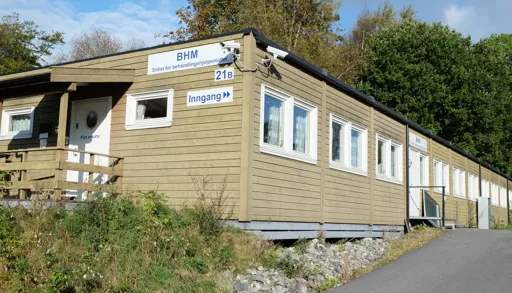 En trebygning med et skilt på