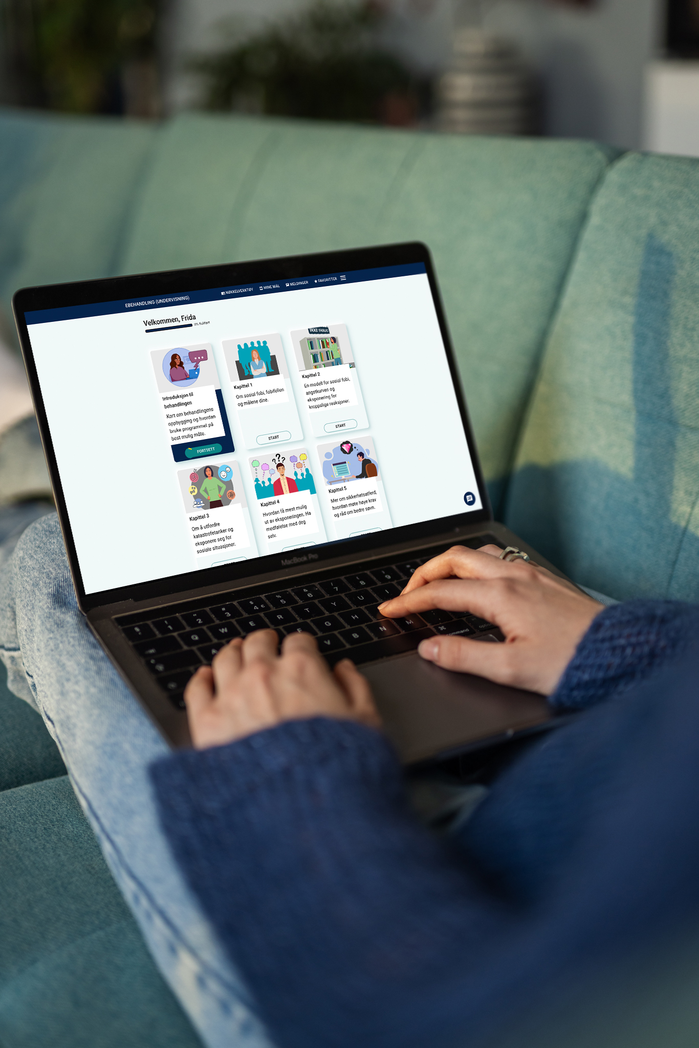 Hendene til en person som bruker en b&aelig;rbar datamaskin, og skjermen med bilder fra eBehandlingsprogrammet