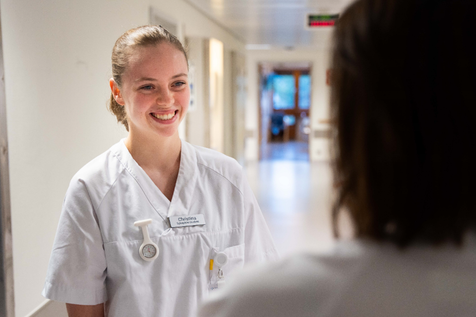 En person i hvit skjorte